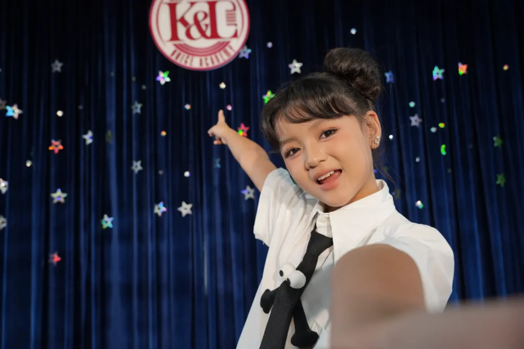 Kỹ năng giao tiếp giúp học sinh tự tin thuyết trình ( Ảnh : K&L Voice Academy )