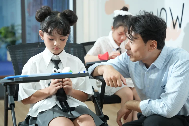 Con ngại giao tiếp: Hiểu đúng tâm lý và 4 cách giúp trẻ “BỨT PHÁ”